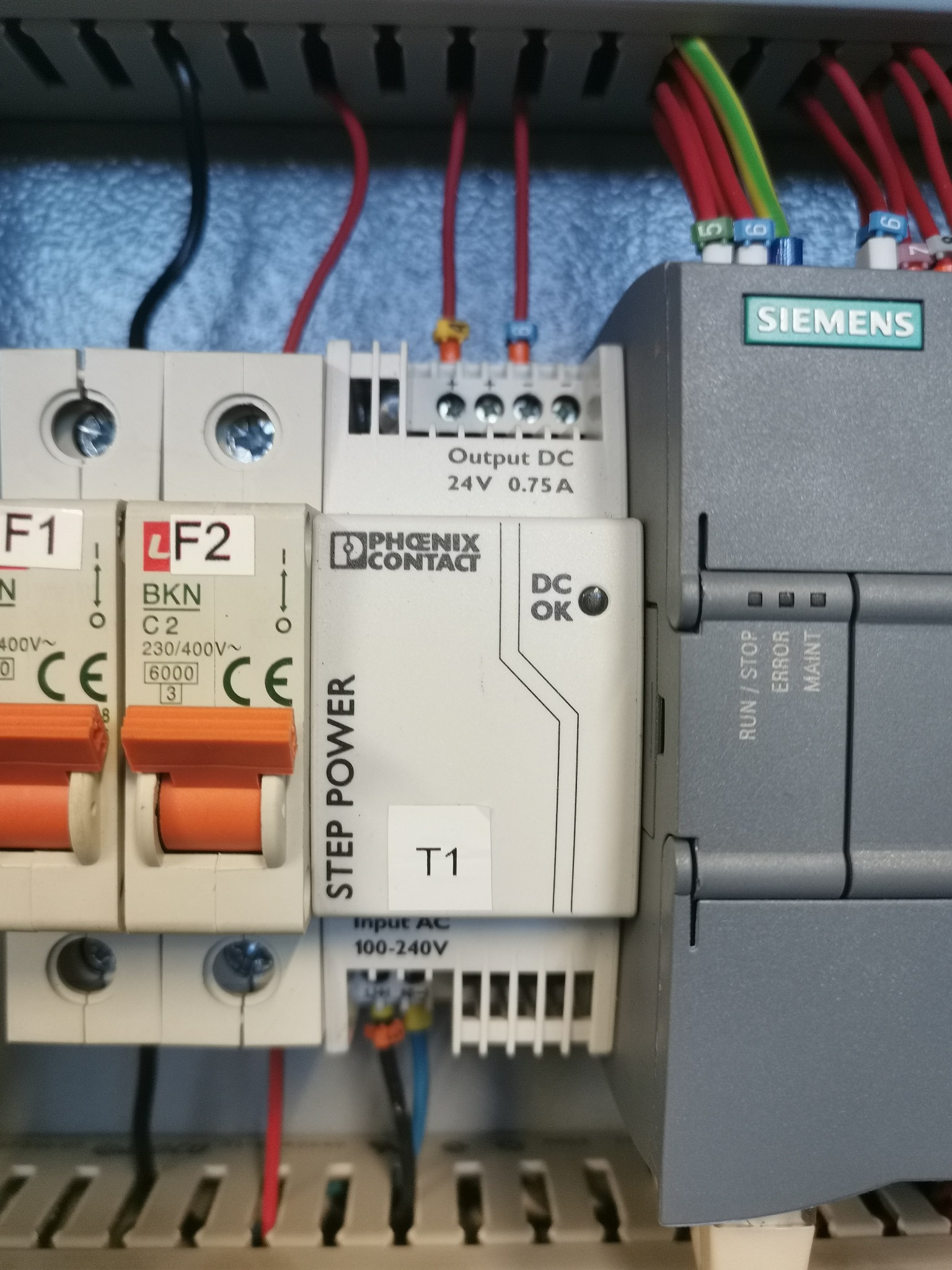 Wymiana osprzetu elektrycznego w sterowaniu nadrzednym sprężarek śrubowych