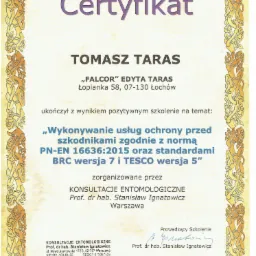 Skan certyfikatu ukończenia szkolenia z zakresu wykonywania usług ochrony przed szkodnikami, zgodnego z normą PN-EN 16636:2015 oraz standardami BRC wersja 7 i TESCO wersja 5, wystawiony dla Tomasza...