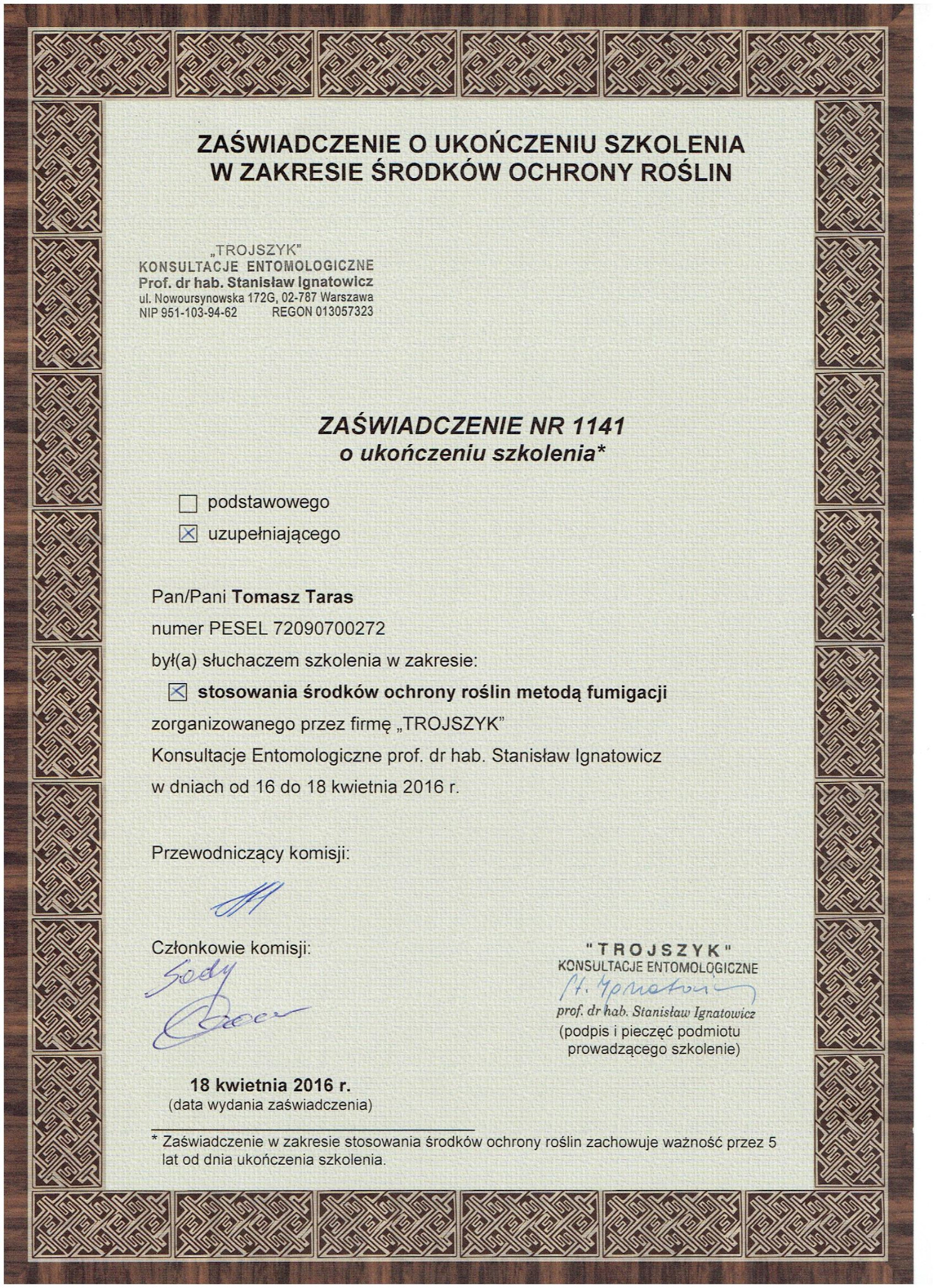 Skan zaświadczenia o ukończeniu szkolenia w zakresie stosowania środków ochrony roślin metodą fumigacji, wydanego przez 'TROJSZYK' dla Tomasza Tarasa, datowane na 18 kwietnia 2016, z podpisami...