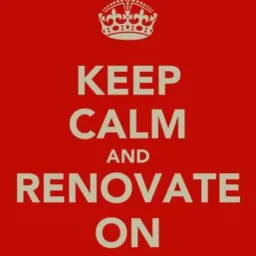 Czerwone tło z białym tekstem 'KEEP CALM AND RENOVATE ON' oraz koroną na górze. Stylizowane na plakat motywacyjny.