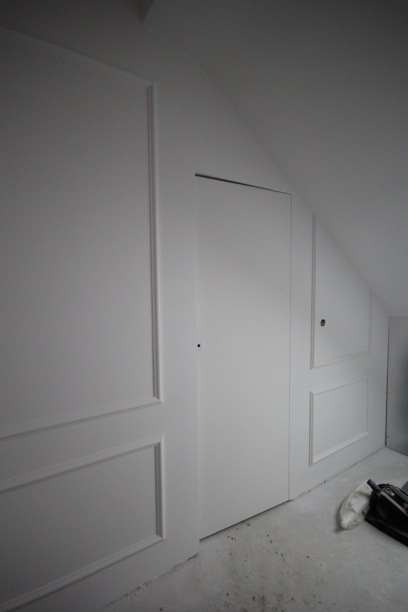 Drzwi ukryte do malowania i wykończenia indywidualnego LEON oraz sztukateria