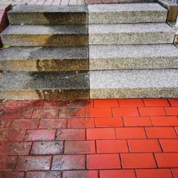 Schody z kostki brukowej i cegieł, lewa strona zabrudzona, prawa strona po czyszczeniu, widoczna różnica w kolorze i strukturze.