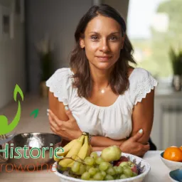 Kobieta z brązowymi włosami i w białej bluzce siedzi za stołem z miskami owoców: bananami, winogronami, jabłkami, pomarańczami i jagodami. W lewym dolnym rogu widoczne logo 'Historie zdrowotne'.