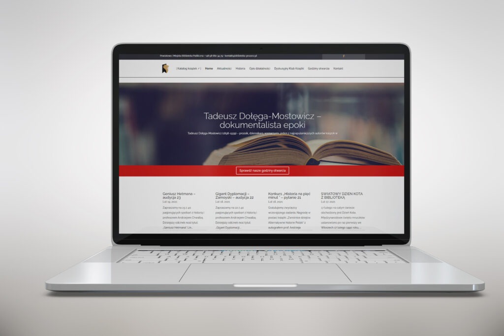 Ekran laptopa prezentuje stronę internetową Powiatowej i Miejskiej Biblioteki Publicznej z nagłówkiem 'Tadeusz Dołęga-Mostowicz - dokumentalista epoki' i otwartą książką w tle. Widoczne menu...