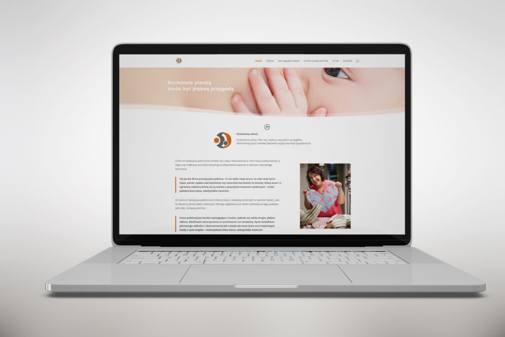 Laptop wyświetla stronę internetową Centrum Laktacyjno-Położniczego z motywem karmienia piersią i zdjęciem niemowlęcia; widoczny adres strony www.centrumlaktacyjne.pl w opisie firmy.