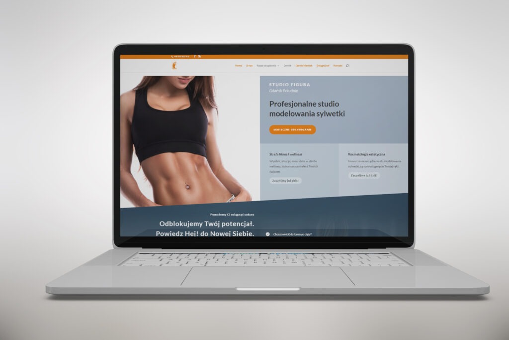 Laptop wyświetla stronę internetową studia modelowania sylwetki z wizerunkiem kobiety o wyrzeźbionym brzuchu, widoczne menu nawigacyjne i przyciski akcji.