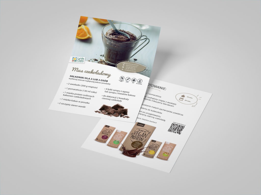 Ulotka reklamowa z przepisem na mus czekoladowy z awokado, pomarańczy i protein roślinnych, wraz z opakowaniami wegańskich protein w tle, na białym tle.