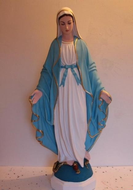Gipsowa figura Matki Boskiej w błękitnym płaszczu ze złotymi zdobieniami. Figura stoi na niebieskiej podstawie z wężem u stóp.
