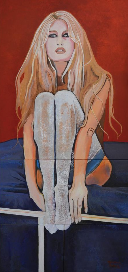 Obraz przedstawiający portret kobiety z blond włosami w stylu Brigitte Bardot, siedzącej na łóżku z czerwonym tłem, malowany techniką akrylową na płótnie.