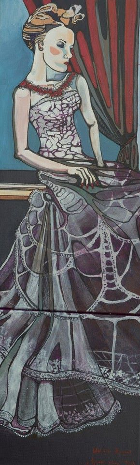 Portret kobiety w bogato zdobionej sukni w stylu secesyjnym, z charakterystycznym upięciem włosów i czerwonymi paznokciami, na tle zasłony w odcieniach szarości i czerwieni.