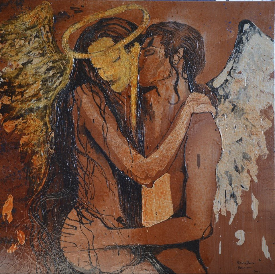 Abstrakcyjne malowidło przedstawiające parę aniołów w uścisku, utrzymane w odcieniach brązu, złota i bieli, z widocznymi pociągnięciami pędzla i teksturą farby.