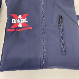 Granatowa kurtka z nadrukowanym logo firmy '4 DANGEL 4' i numerem telefonu, leżąca na jasnej powierzchni.