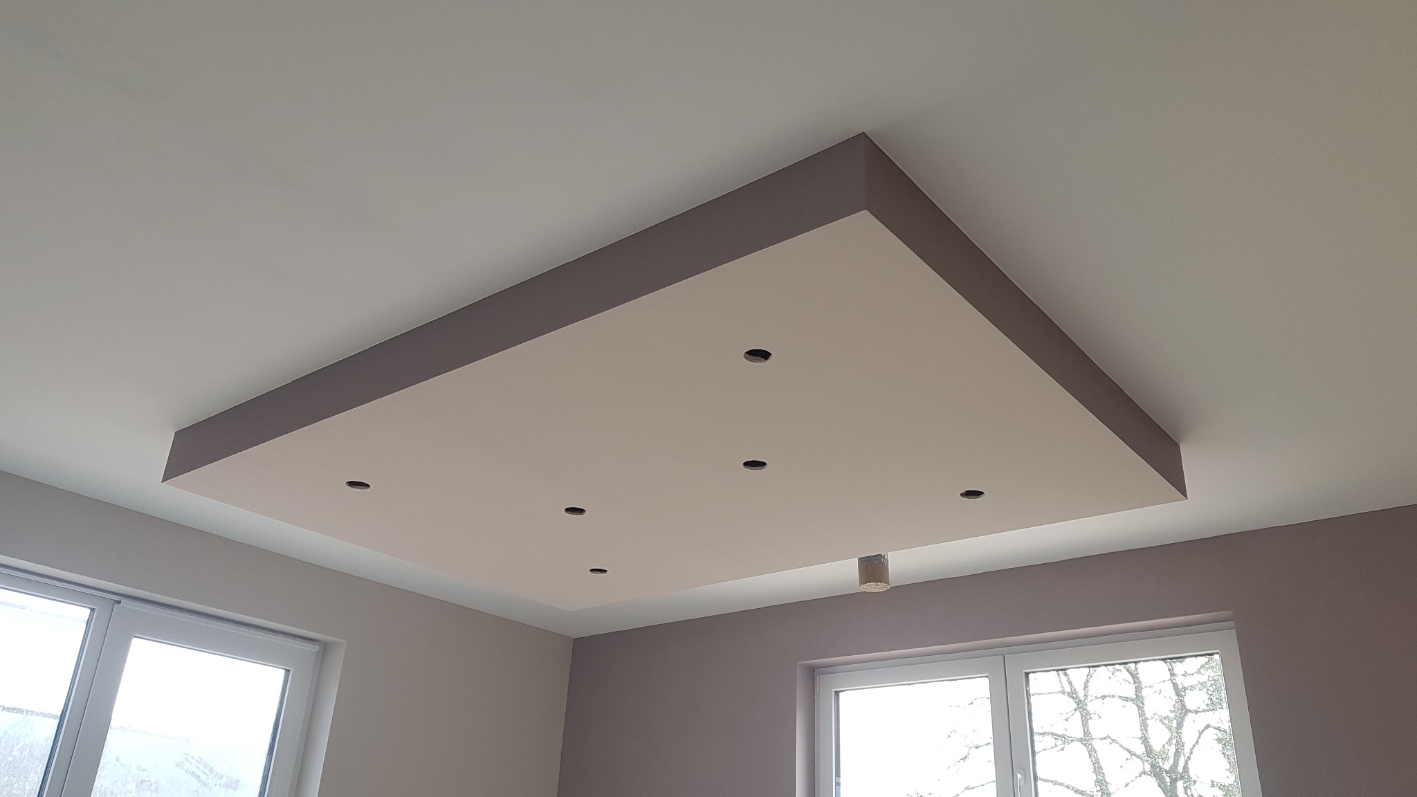 Wykończony sufit podwieszany z oświetleniem punktowym w Pełczycach, z widoczną strukturą gładzi i dwukolorowym wykończeniem.