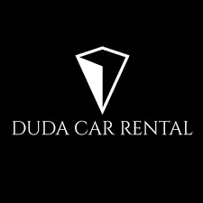 Logo firmy Duda Car Rental na czarnym tle, z geometrycznym symbolem przypominającym diament