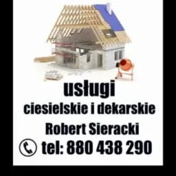 Reklama firmy oferującej usługi ciesielskie i dekarskie z wizualizacją domu w trakcie budowy dachu, betoniarka i materiały budowlane w tle.