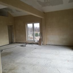 Nasza obecna inwestycja. Na ścianie piękny dosychający gips.