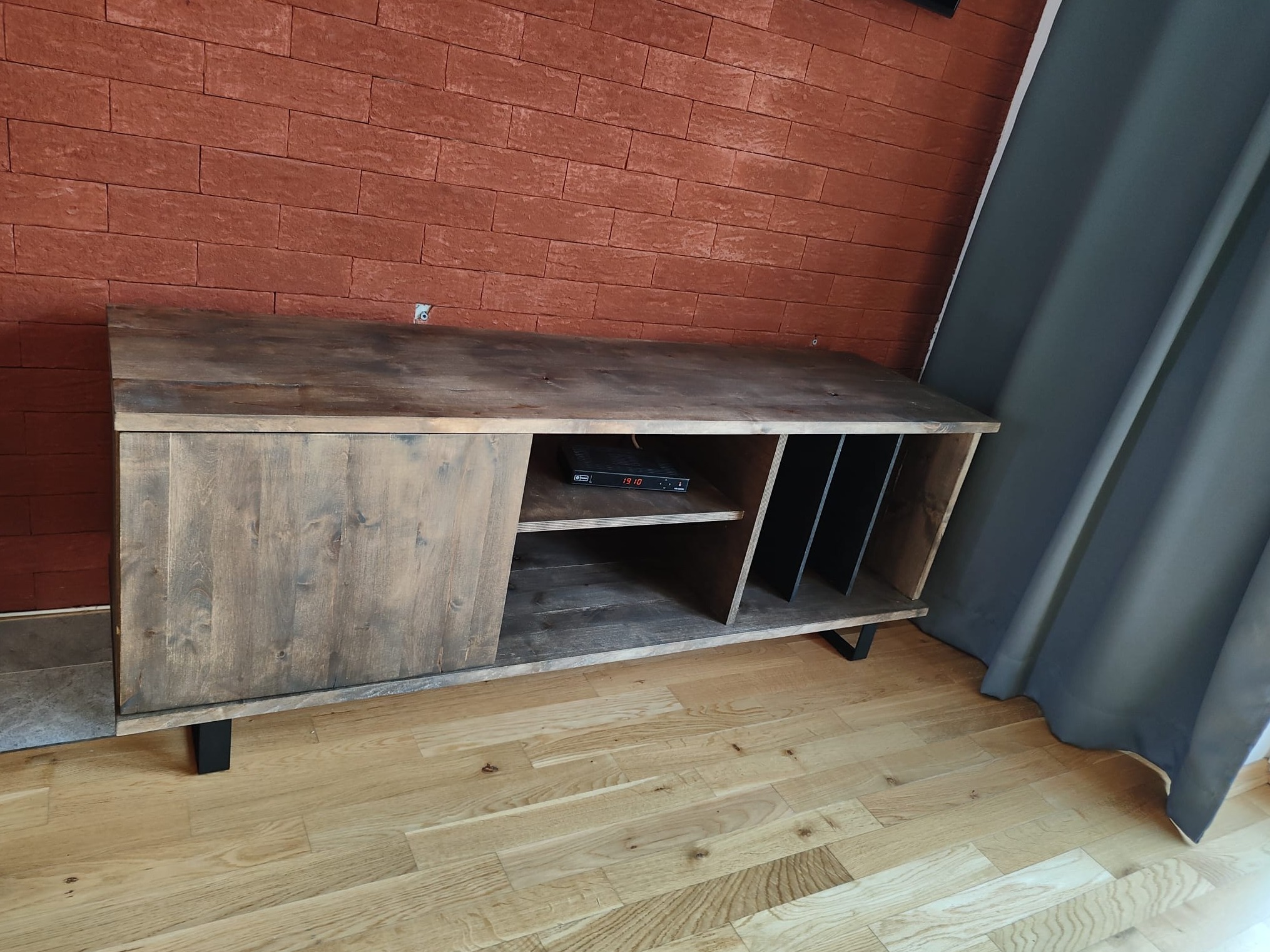 Szafka RTV. Drewno brzozowe, barwione na wenge.