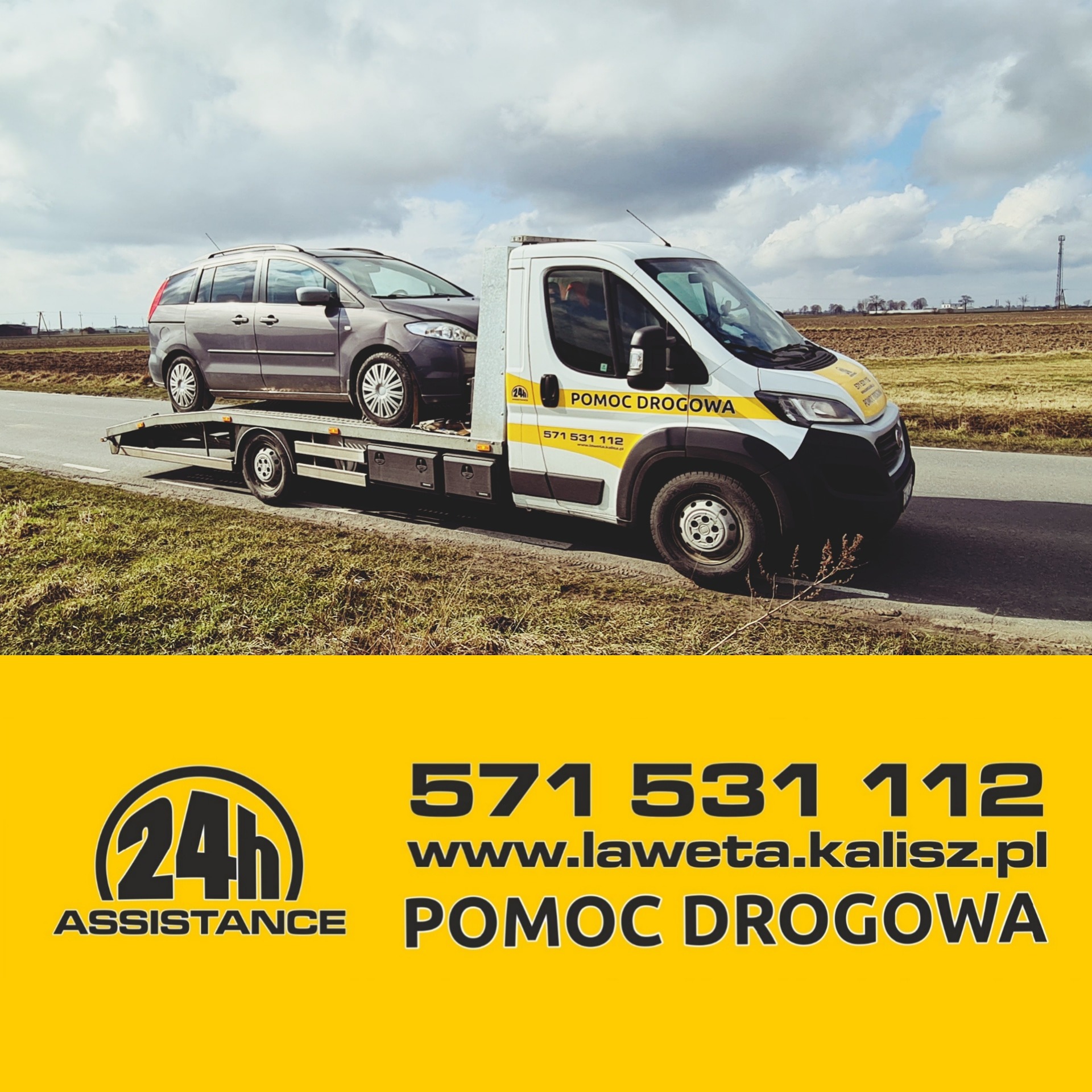 Szary samochód osobowy transportowany na platformie białej ciężarówki pomocy drogowej na tle pola i pochmurnego nieba. Na dole żółte tło z numerem telefonu i adresem strony internetowej.