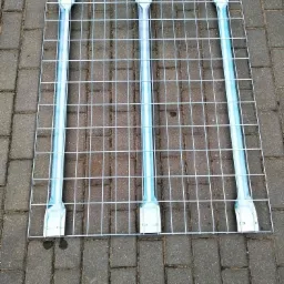 Półka siatkowa, wzmocniona tzw. omegami.