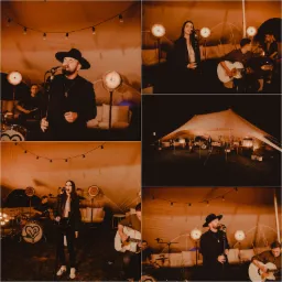 Zespół muzyczny grający na imprezie plenerowej pod namiotem, oświetlonym girlandami żarówek i reflektorami. Wokalista w kapeluszu, wokalistka w skórzanej kurtce, gitarzysta i perkusista.