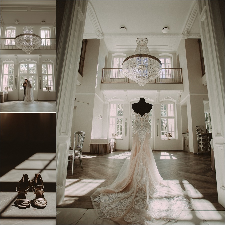Suknia ślubna na manekinie w przestronnym, jasnym wnętrzu pałacowym z żyrandolem, dodatkowo ujęcie pary młodej w oddali i zbliżenie na buty.