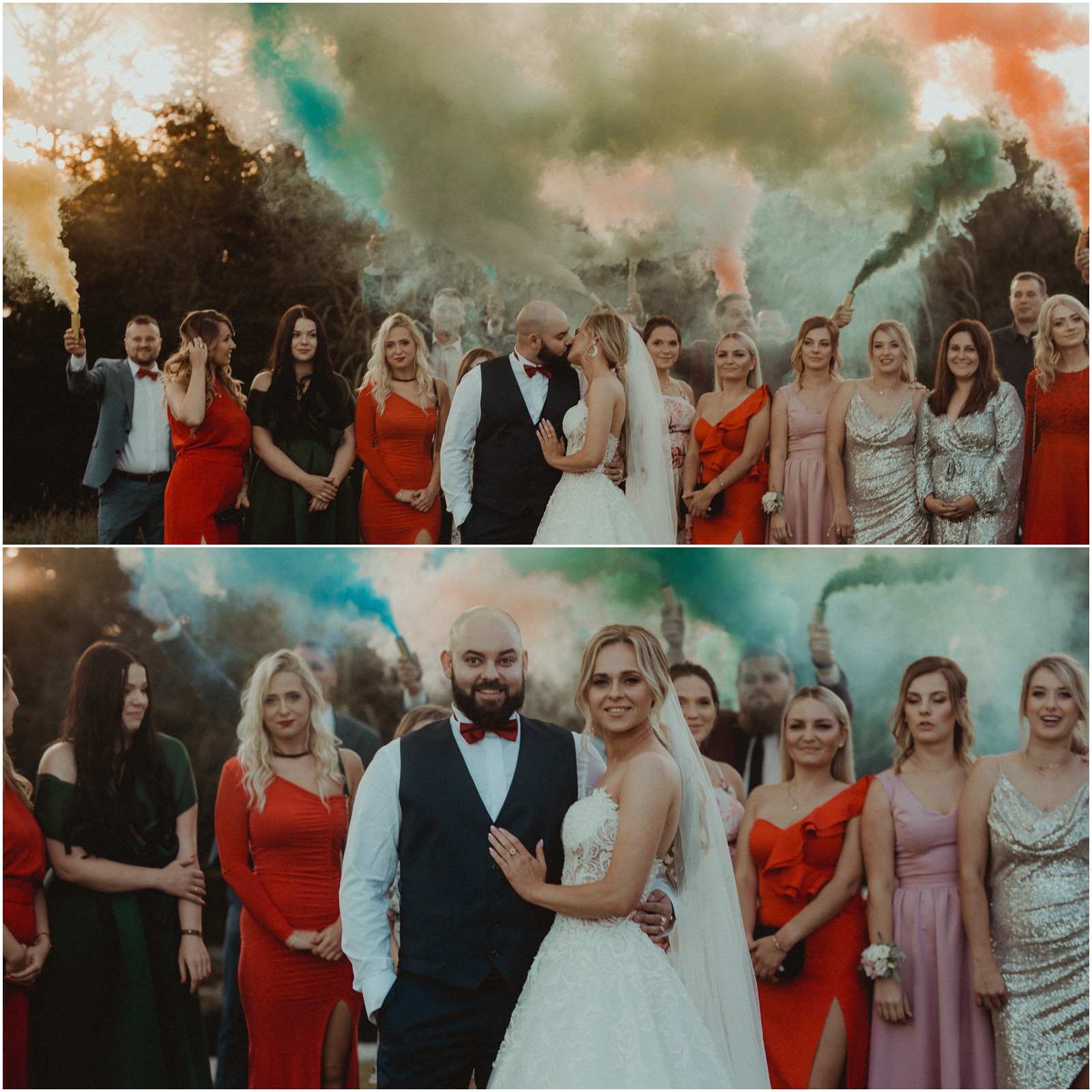 Panna młoda i pan młody całują się na tle gości weselnych trzymających kolorowe race dymne: żółte, zielone, niebieskie i pomarańczowe.