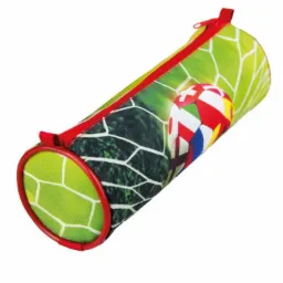 Cylindryczny piórnik z nadrukiem piłki w siatce, czerwone wykończenia zamka i brzegów, białe tło.