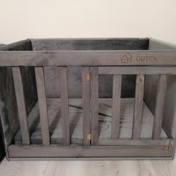 Klaudia Mościńska - Legowisko / kojec dla psa - wyglądający jak mebel Drzwiczki frontowe zamykane na dwie standardowe zasuwki.