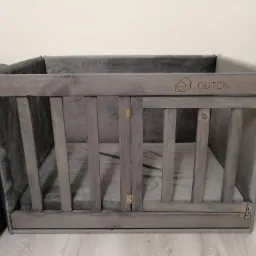 Legowisko / kojec dla psa - wyglądający jak mebel Drzwiczki frontowe zamykane na dwie standardowe zasuwki.