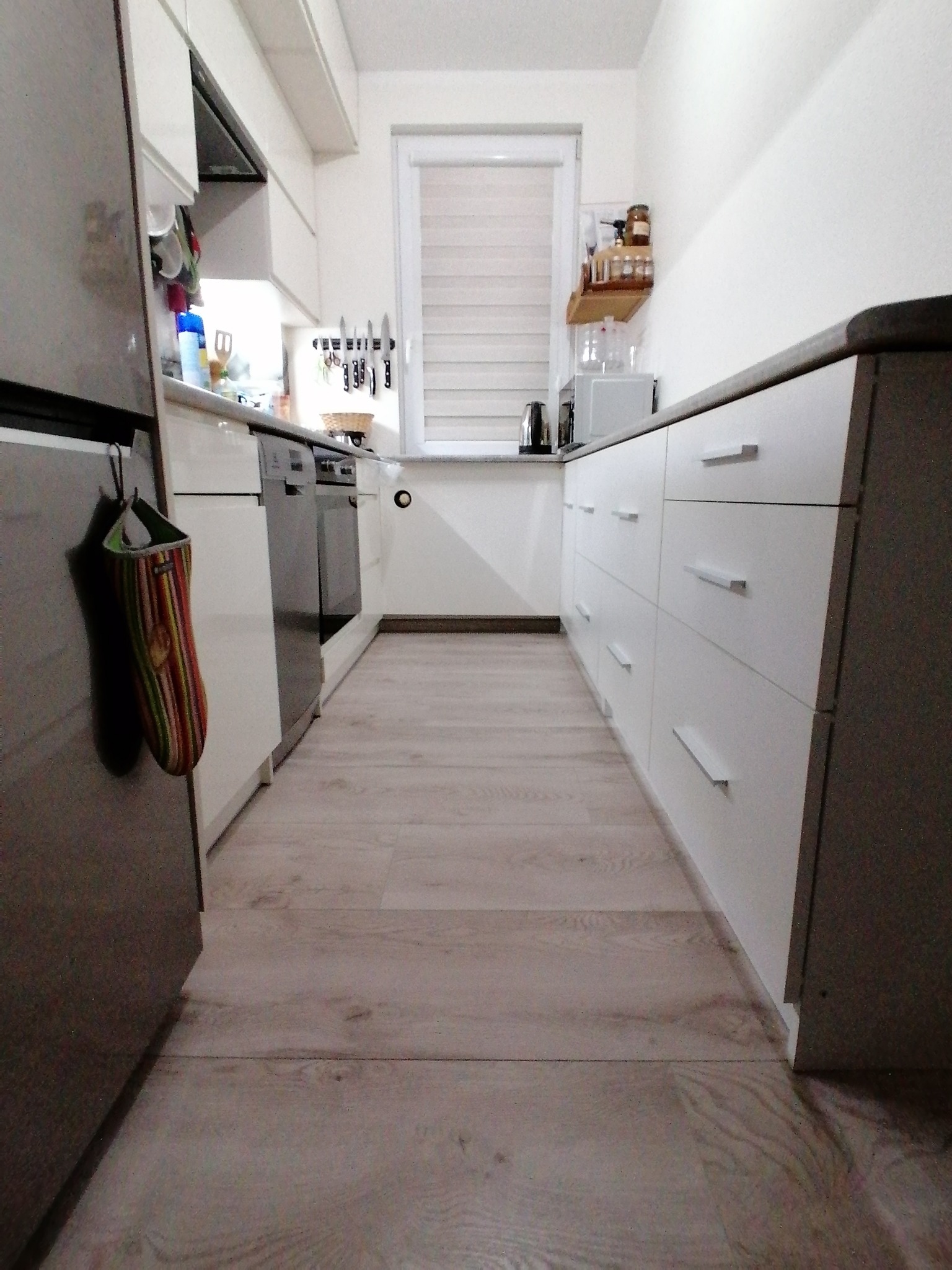 Zabudowa prawej części kuchni. Na zdjęciu widok po zabudowaniu.