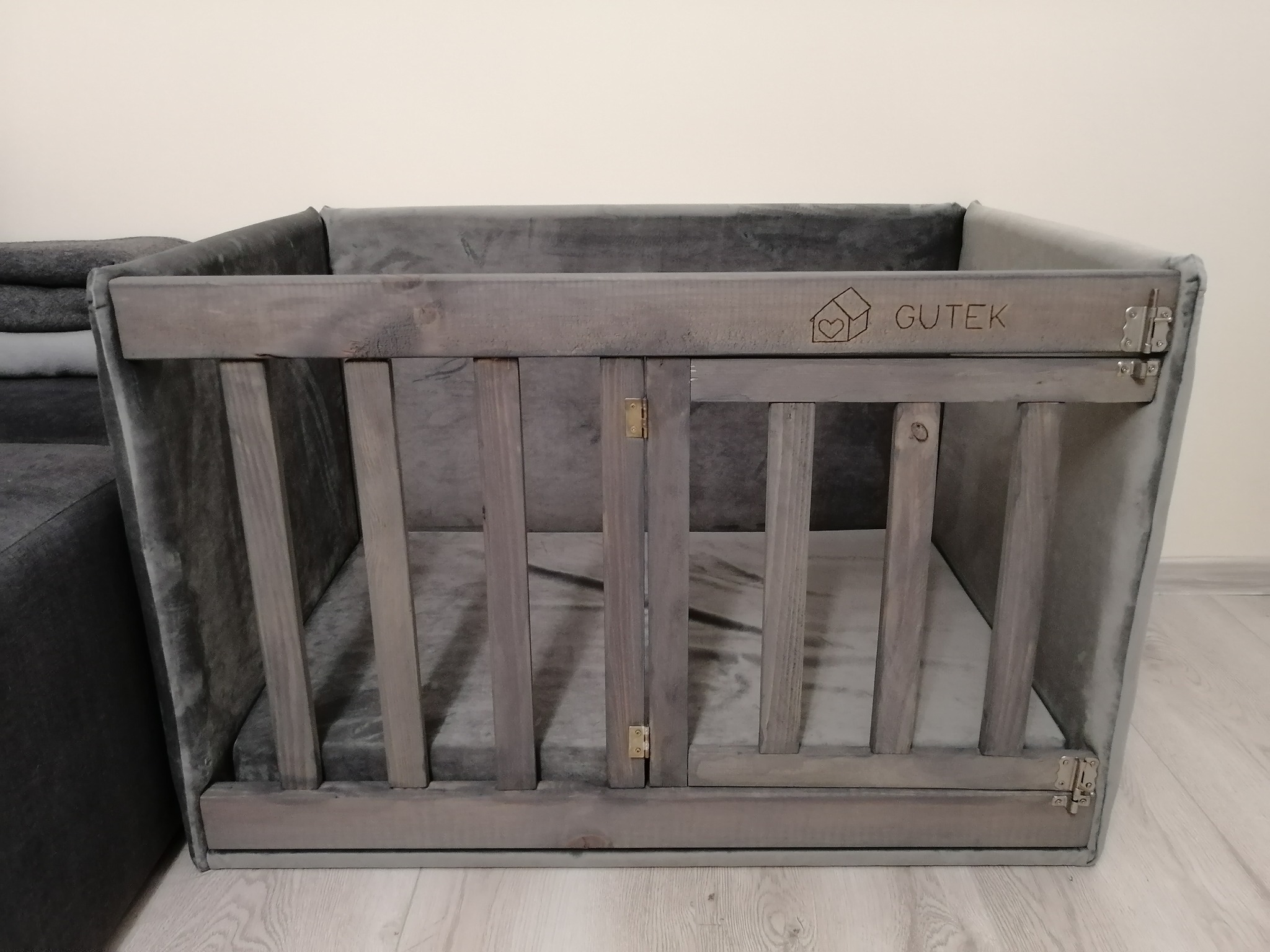 Legowisko / kojec dla psa - wyglądający jak mebel Drzwiczki frontowe zamykane na dwie standardowe zasuwki.