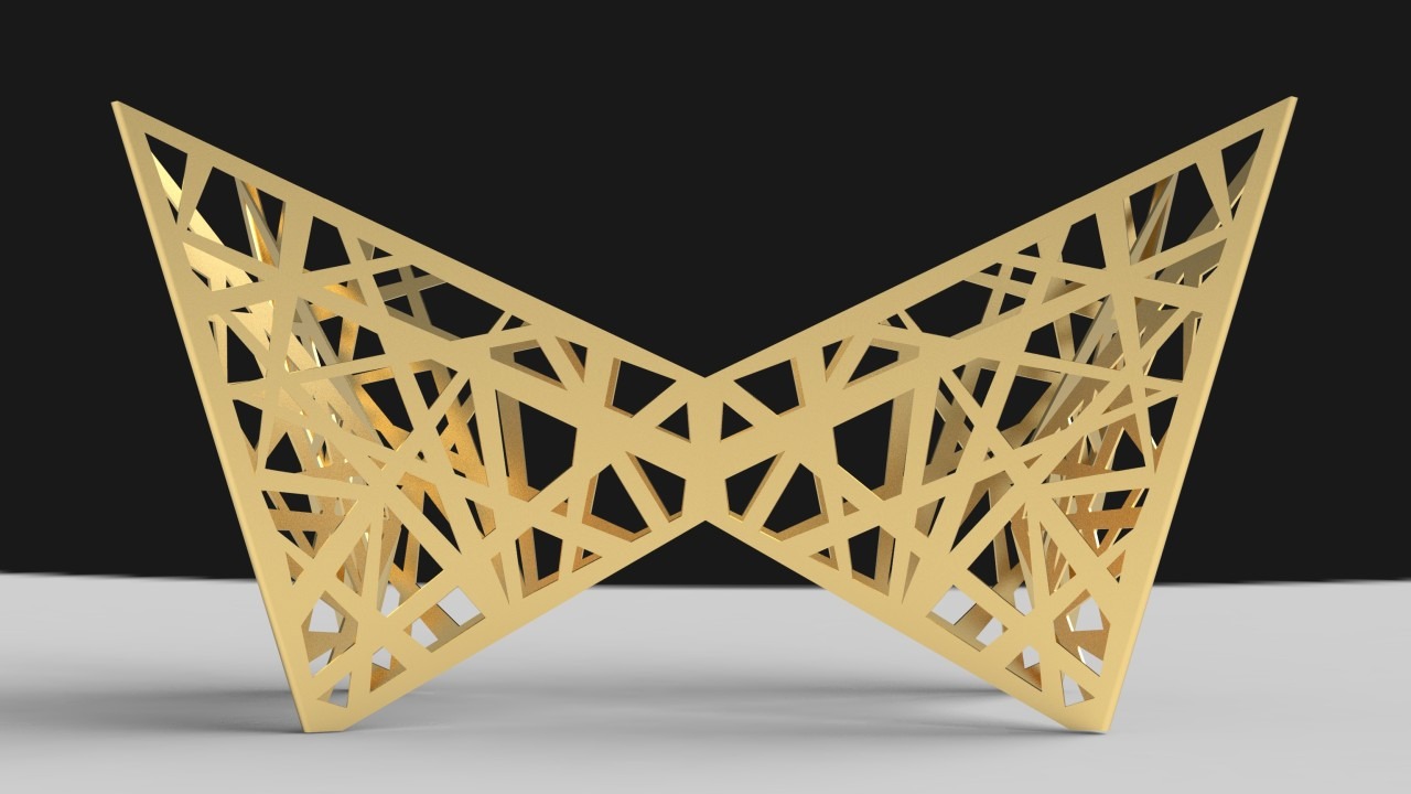 Złota, ażurowa konstrukcja w kształcie litery M, składająca się z trójkątów, na szaro-czarnym tle.