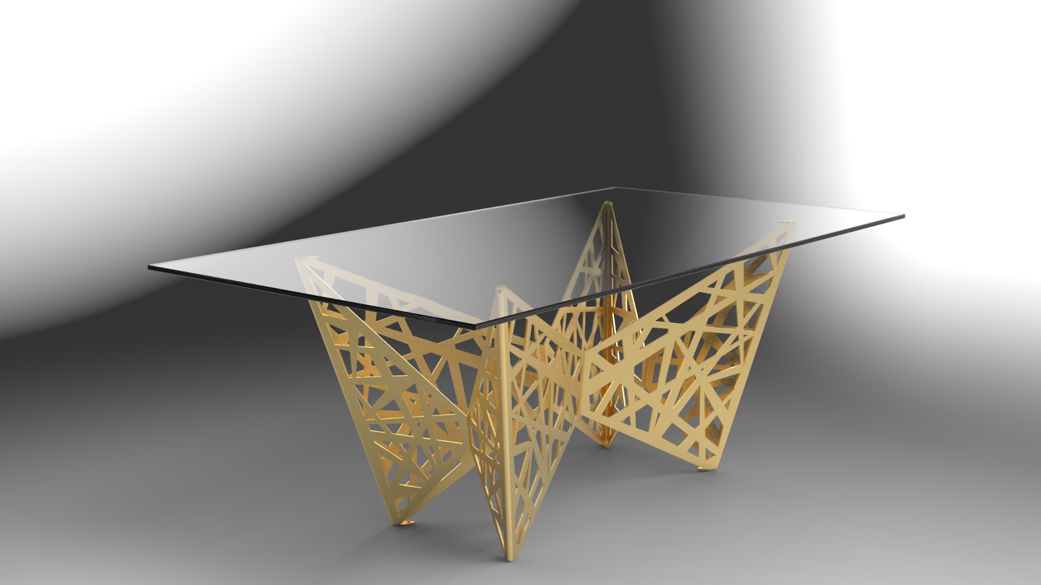 Szklany stół z geometryczną, ażurową podstawą w kolorze złotym na szarym tle.