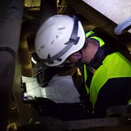Ispekcja konstrukcji nośnej rurociągów w zakładzie produkcyjnym