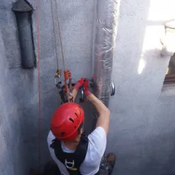 Montaż nowego komina zewnętrznego w bydynku mieszkaniowym