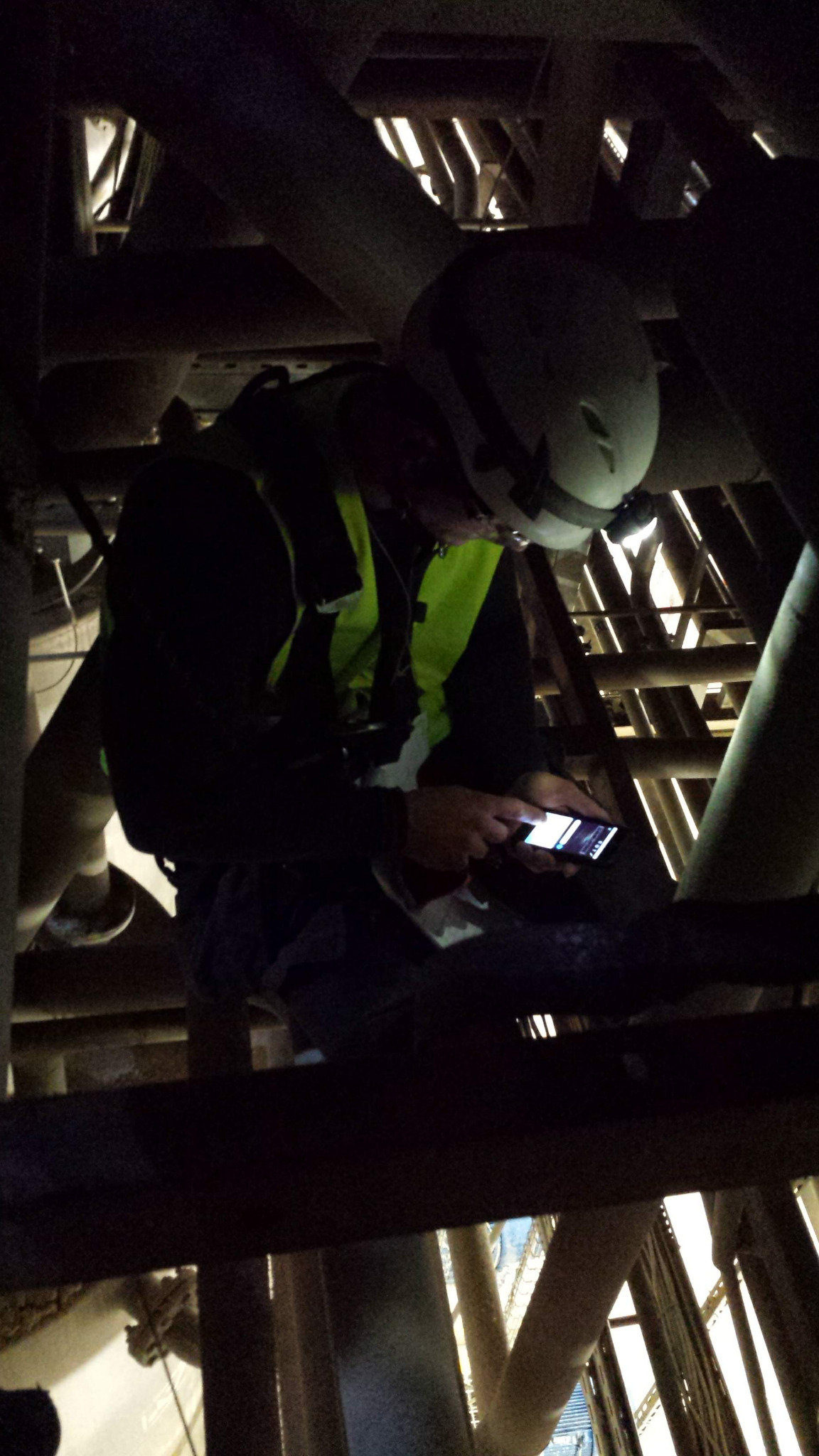 Ispekcja konstrukcji nośnej rurociągów w zakładzie produkcyjnym