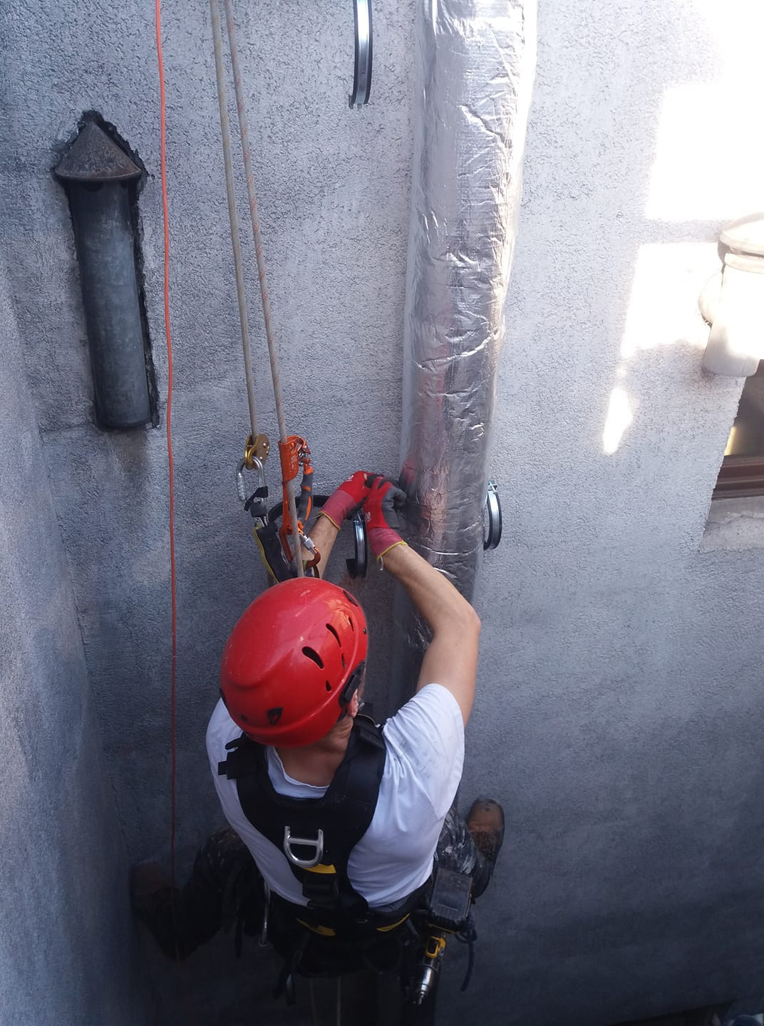 Montaż nowego komina zewnętrznego w bydynku mieszkaniowym