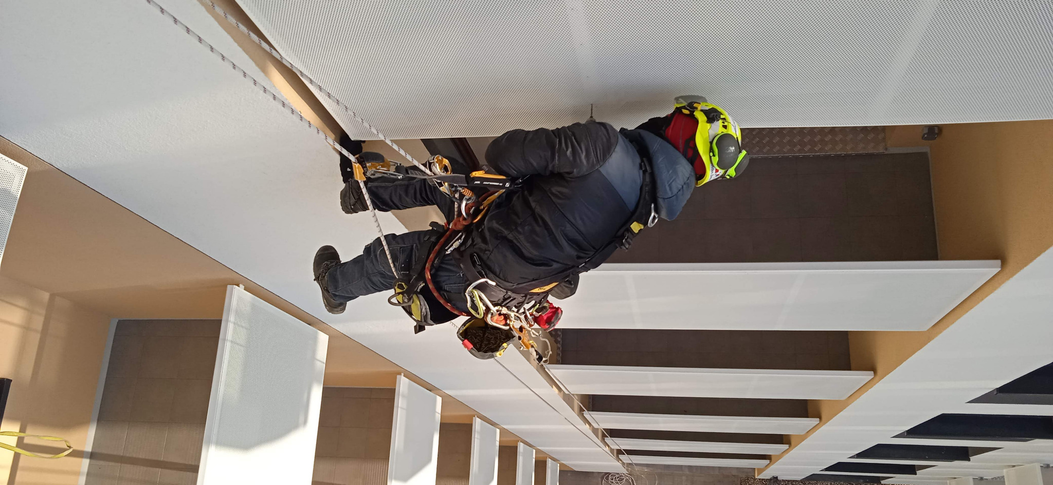 Montaż blachy perforowanej jako wykończenie balkonów