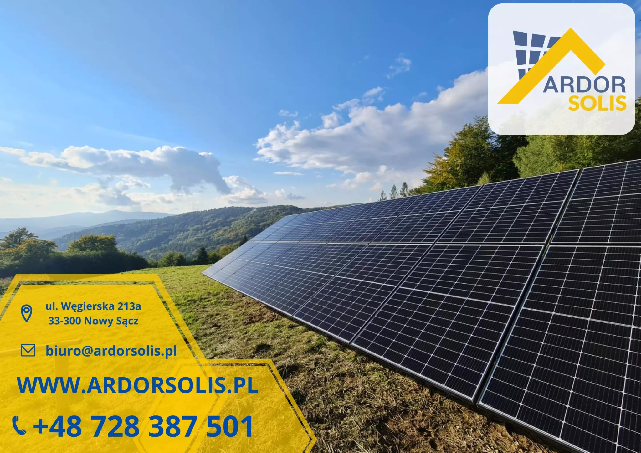 Panel słoneczny na wzgórzu z widokiem na góry, błękitne niebo z chmurami w tle, logo firmy Ardor Solis w rogu.