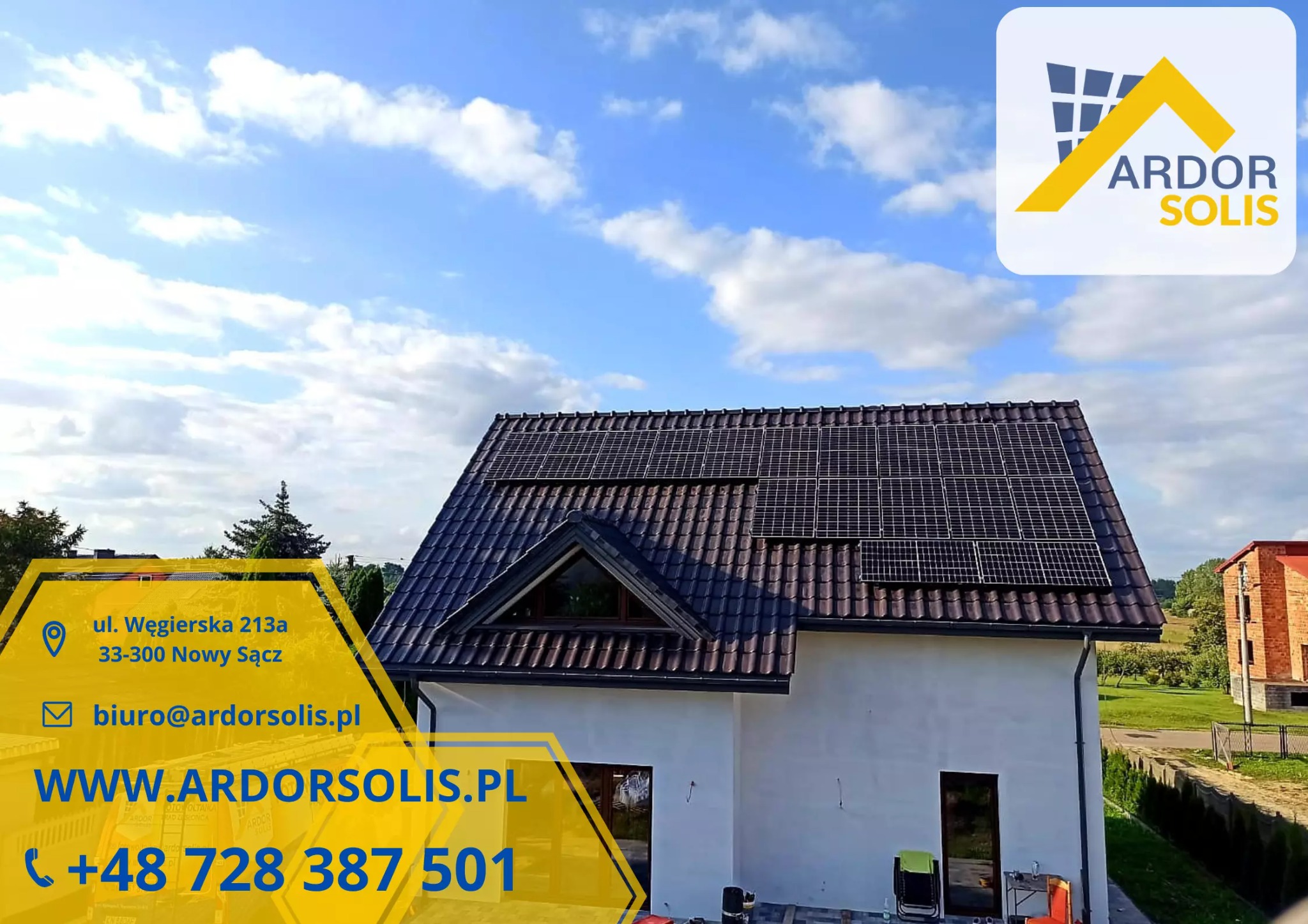 Panele fotowoltaiczne zamontowane na dachu domu jednorodzinnego z brązową dachówką, widoczne logo firmy Ardor Solis oraz dane kontaktowe nałożone na zdjęcie.