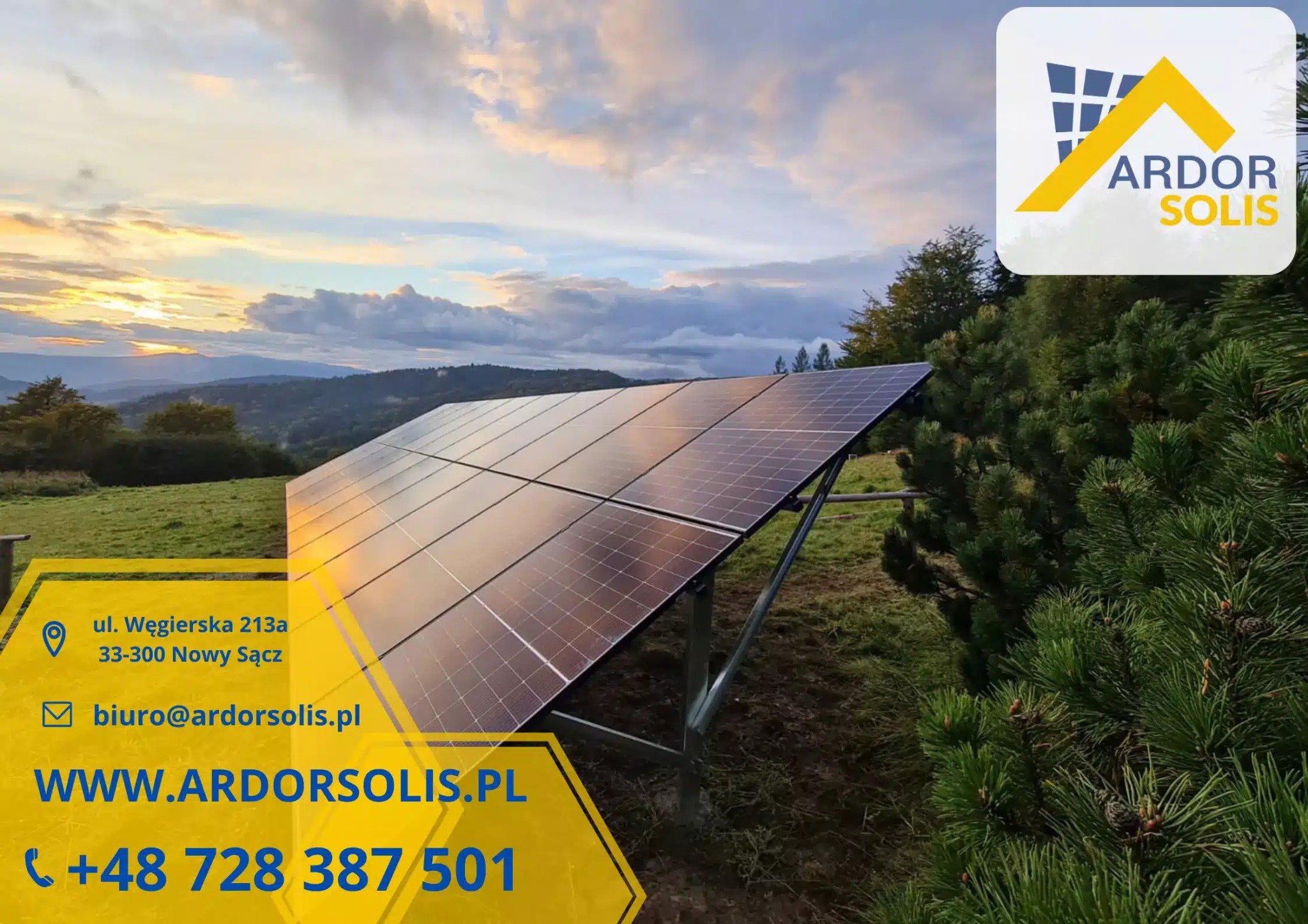 Instalacja paneli słonecznych na tle zachodzącego słońca i górskiego krajobrazu, obok widoczny fragment logo firmy Ardor Solis.