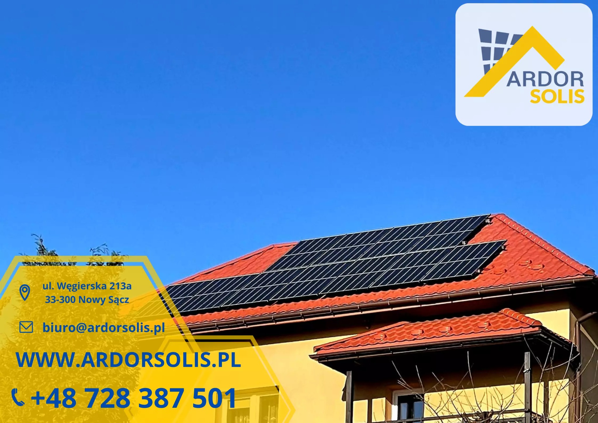 Panele słoneczne na czerwonym dachu domu jednorodzinnego, błękitne niebo w tle, w rogu logo firmy i dane kontaktowe.