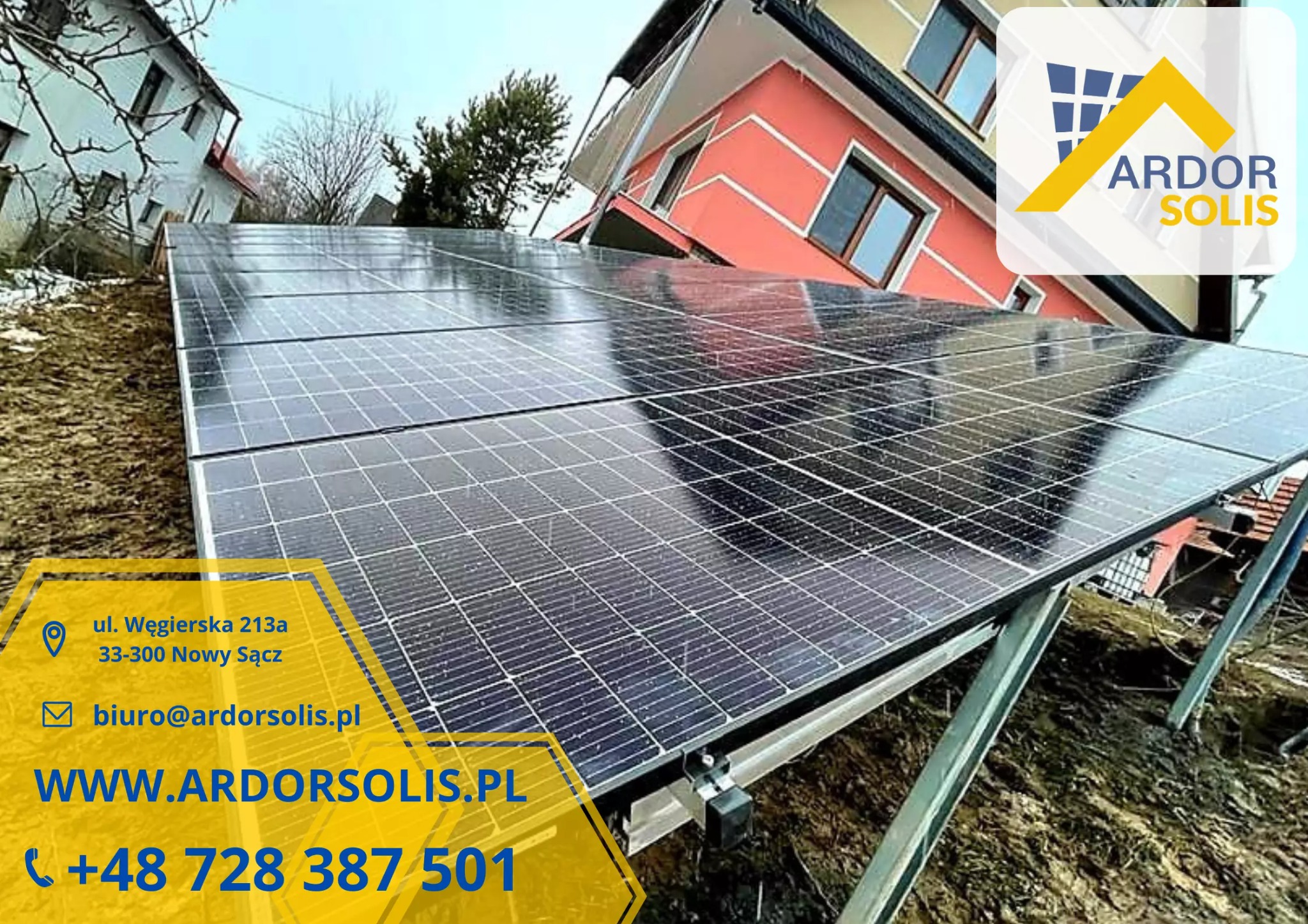 Nisko osadzone panele słoneczne na ziemi, z budynkami mieszkalnymi w tle i logo firmy w rogu.