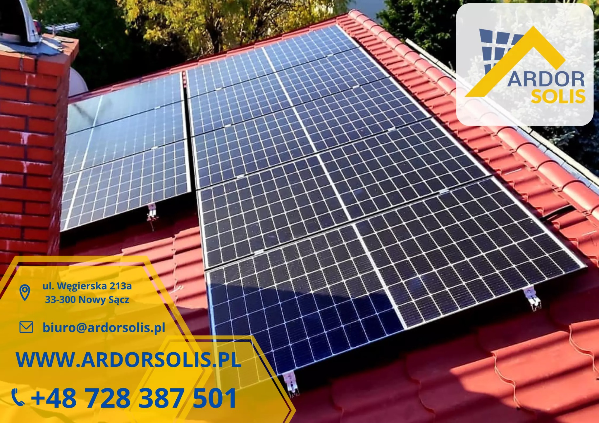 Panele słoneczne na czerwonym dachu ceramicznym, widok z góry, komin z czerwonej cegły po lewej stronie, logo firmy w prawym górnym rogu.