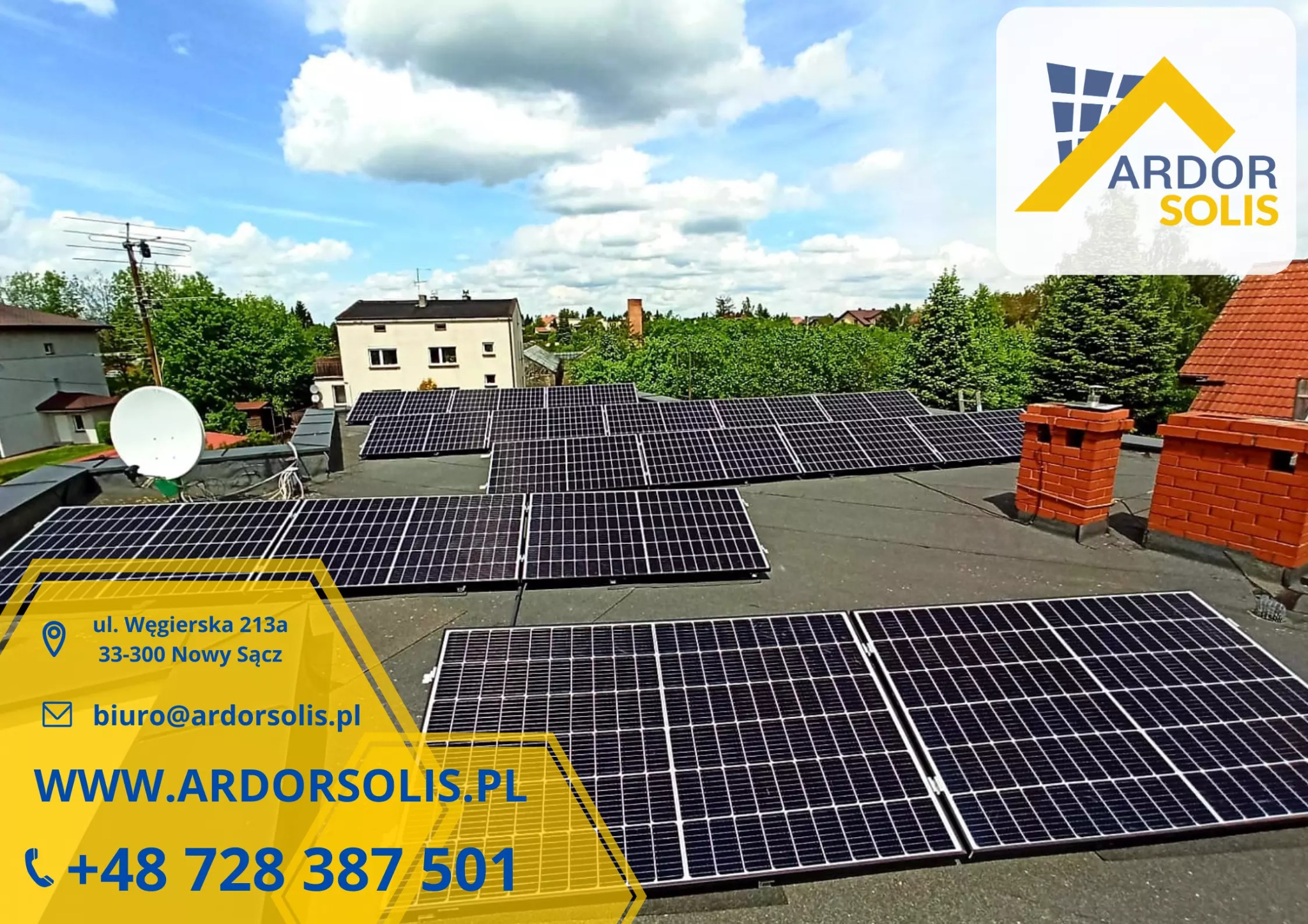 Instalacja fotowoltaiczna na płaskim dachu budynku z ceglanymi kominami, widok z góry, w tle zieleń i błękitne niebo z chmurami, w rogu logo firmy Ardor Solis.