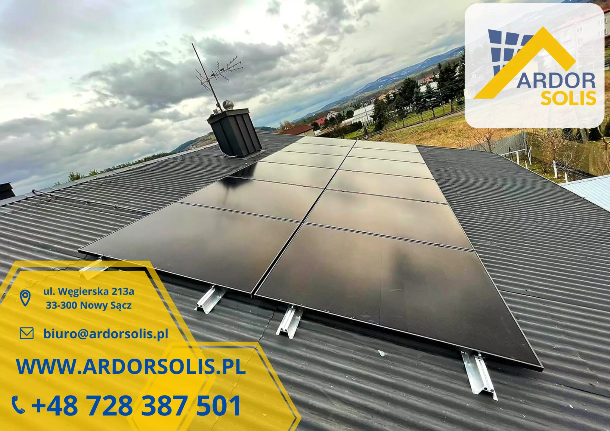 Montaż paneli słonecznych na dachu z blachy trapezowej z widocznym kominem i anteną telewizyjną w tle krajobraz podmiejski. Na zdjęciu naklejone dane kontaktowe firmy.