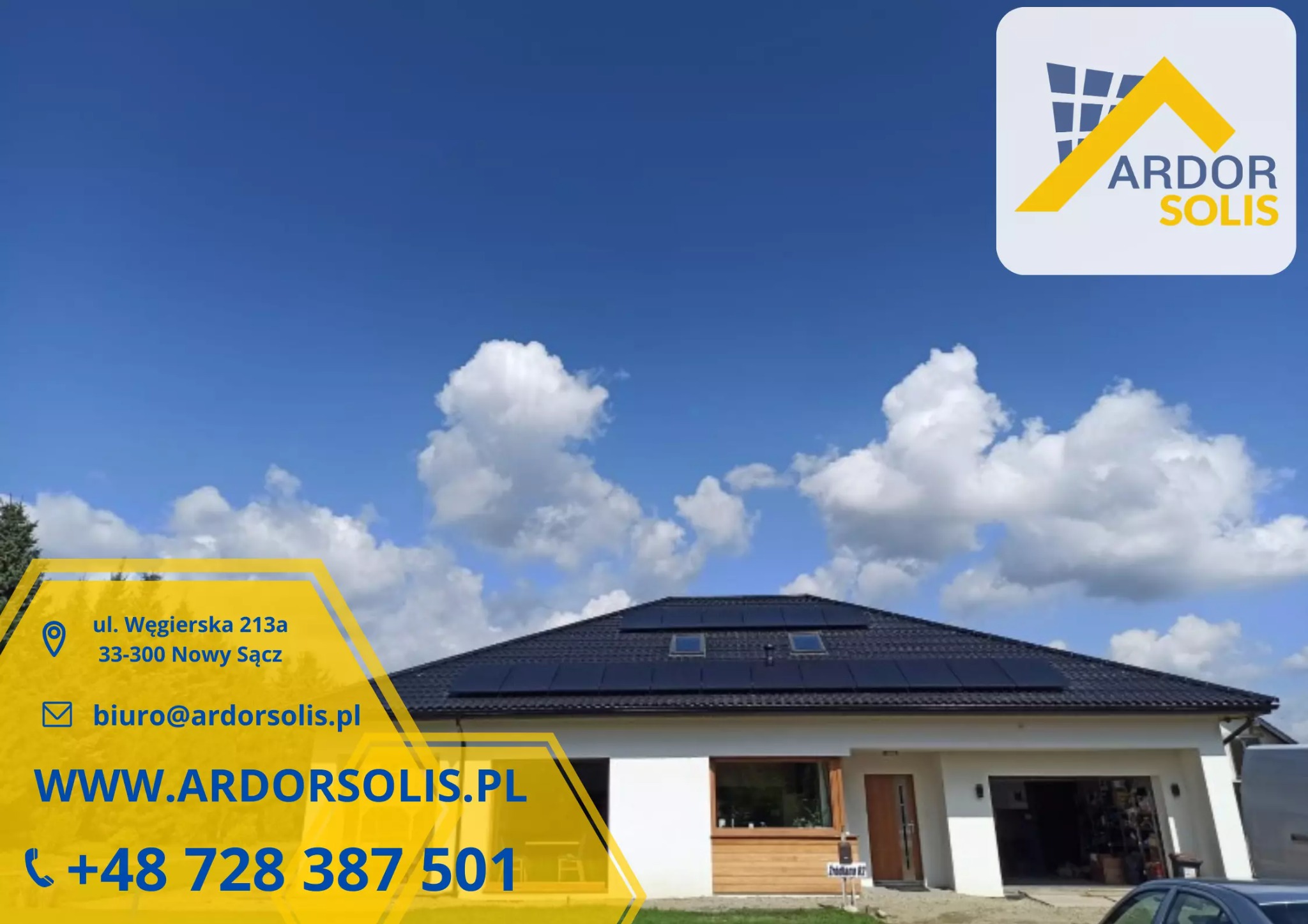 Dom jednorodzinny z panelami słonecznymi na dachu, widok z zewnątrz w słoneczny dzień, logo firmy Ardor Solis w rogu.