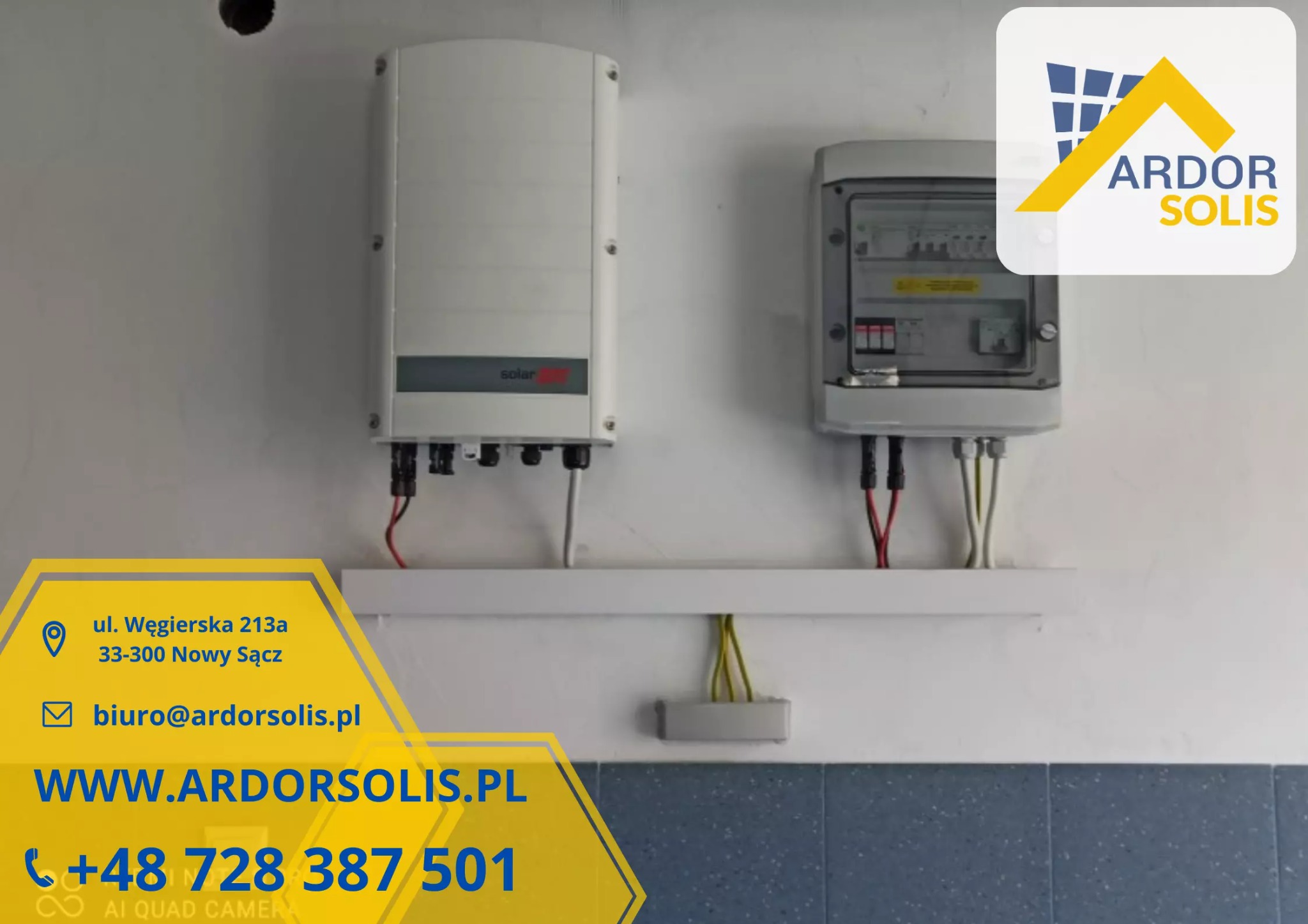 Zamontowany inwerter solarny marki SolarEdge oraz skrzynka z bezpiecznikami na białej ścianie, widoczne okablowanie i listwa maskująca.