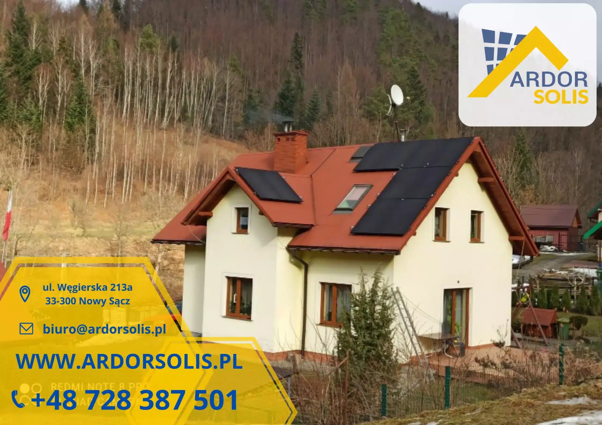 Dom jednorodzinny z panelami słonecznymi na dachu z czerwonej dachówki, widok z zewnątrz, w tle zalesione wzgórza, na pierwszym planie reklama firmy.