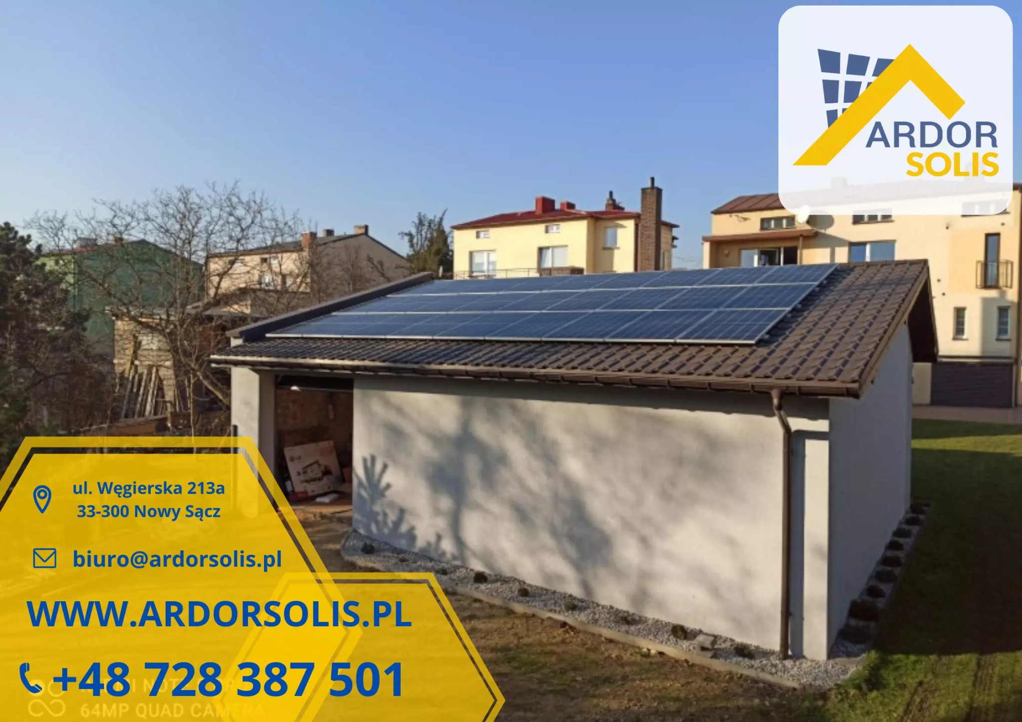 Panele słoneczne na dachu garażu jednokondygnacyjnego budynku, z logo firmy Ardor Solis w prawym górnym rogu zdjęcia.